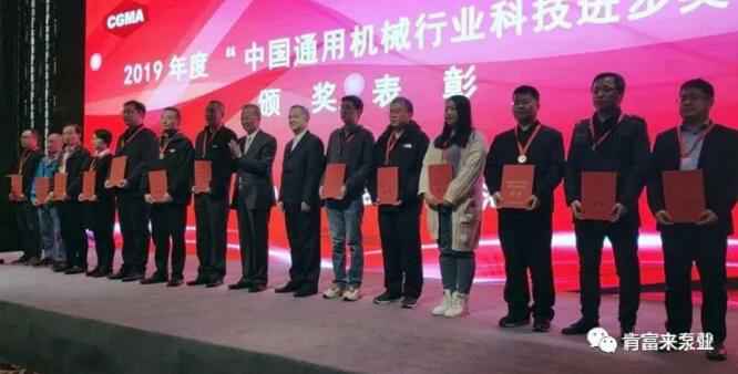 KaiYun·(中国)官方站入口-kaiyun.com易亚军(左二)领奖现场